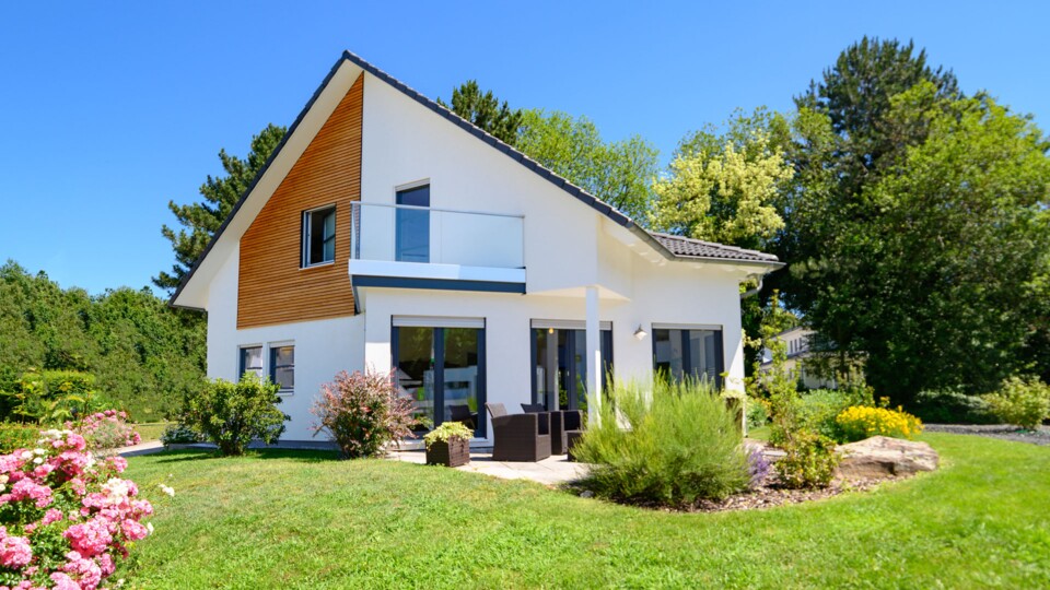 Modernes Haus mit Balkon und Garten