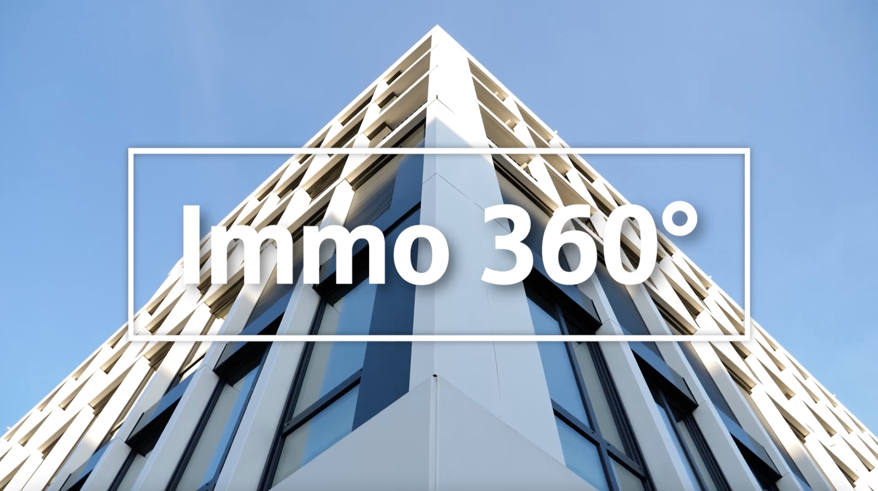 Immobilie mit digitalem Schriftzug "Immo 360°"