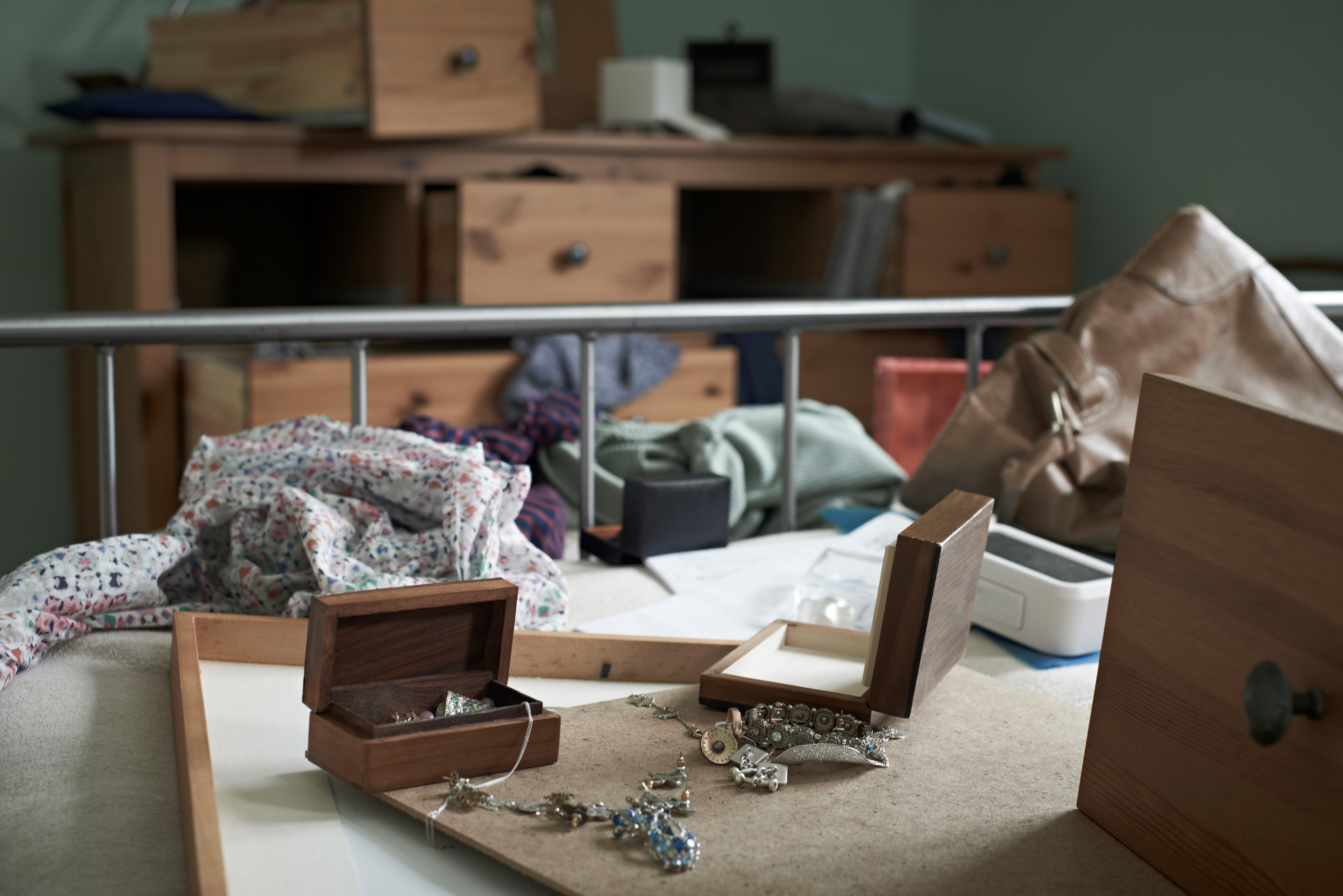 Durch Einbrecher durchwühltes Zimmer