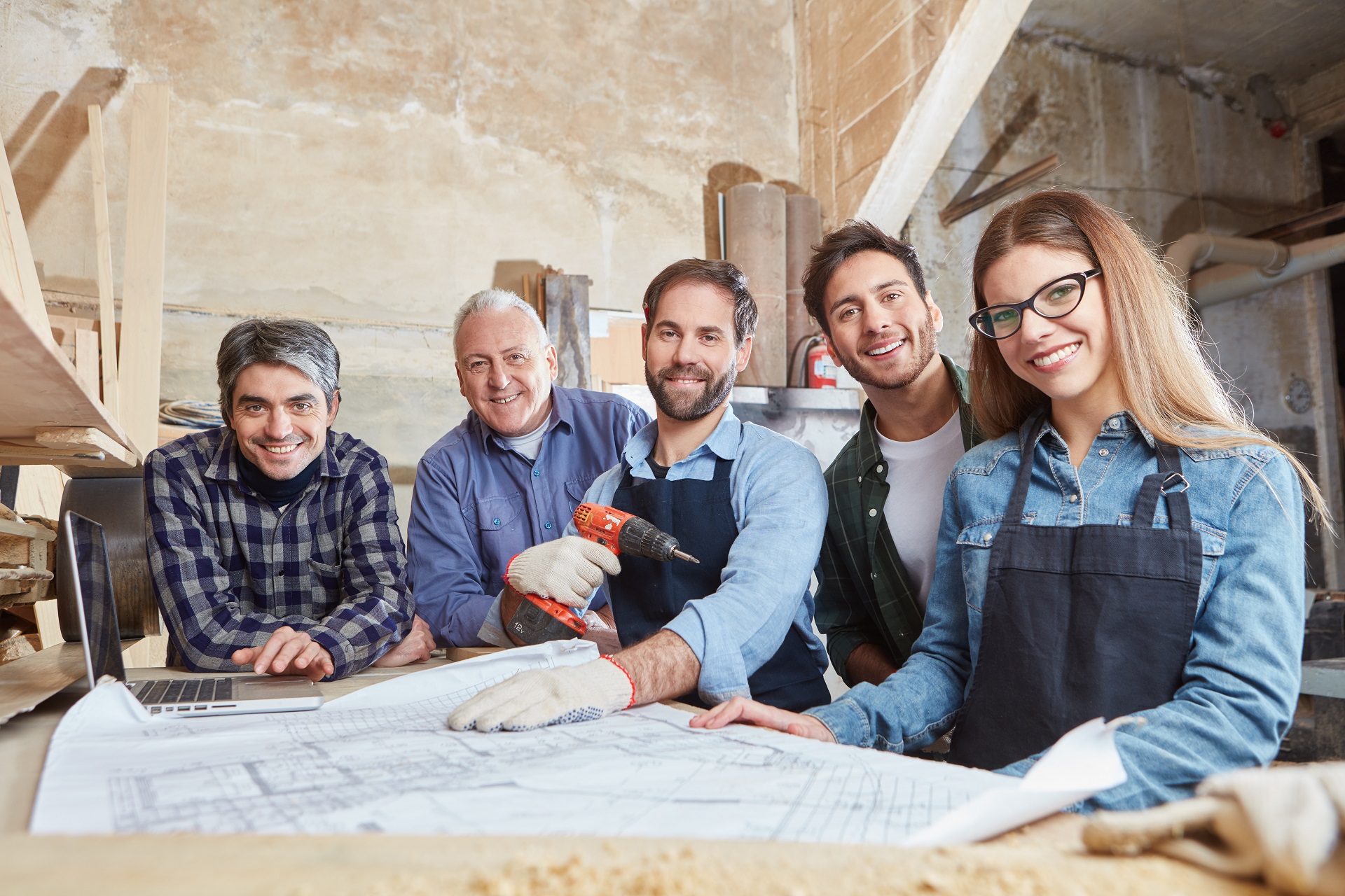 Handwerkerteam mit einem Lächeln im Gesicht