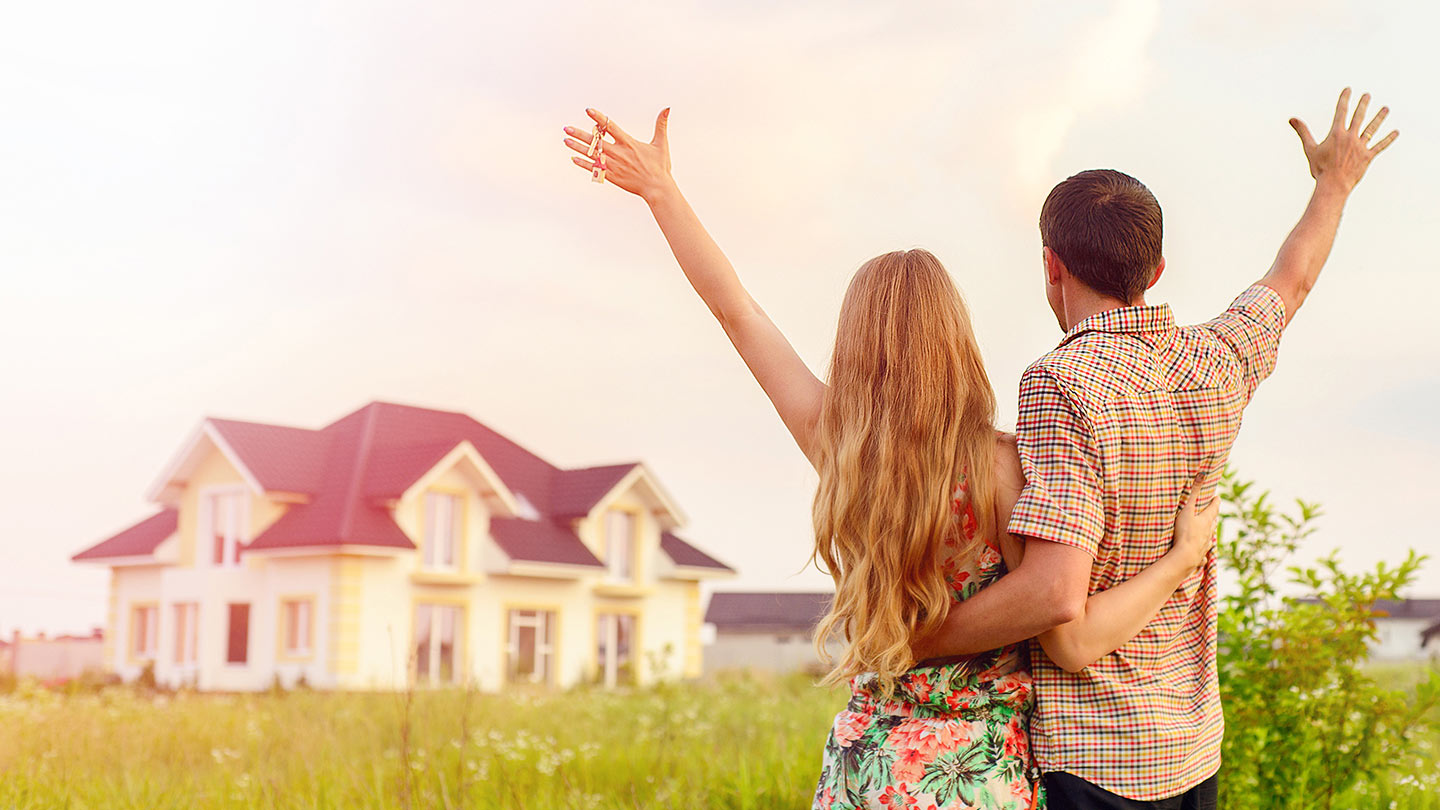 Pärchen freut sich über neues Haus
